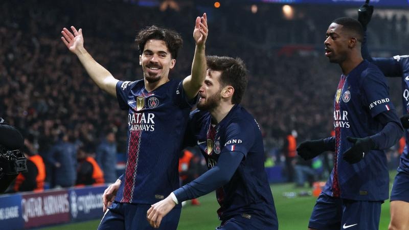 游泳世锦赛：潘展乐100自破世界纪录夺冠